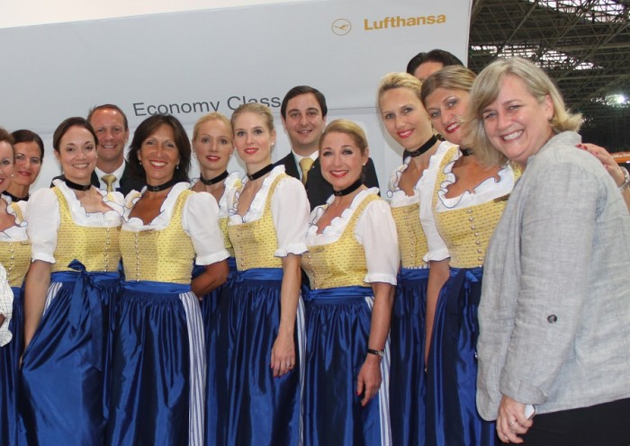 Parte do grupo de tripulantes da Lutfhansa trajando à Oktoberfest com a directora da companhia aérea para o Brasil, Annete Taueber (à direita)