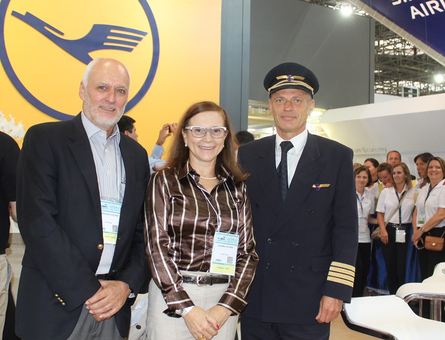 Da esquerda para a direita: Ruediger Stump, director comercial da Lufthansa para a América Latina, Aloma Stump, directora de marketing para ó Brasil, e o comandante Wolfgang Cordts.