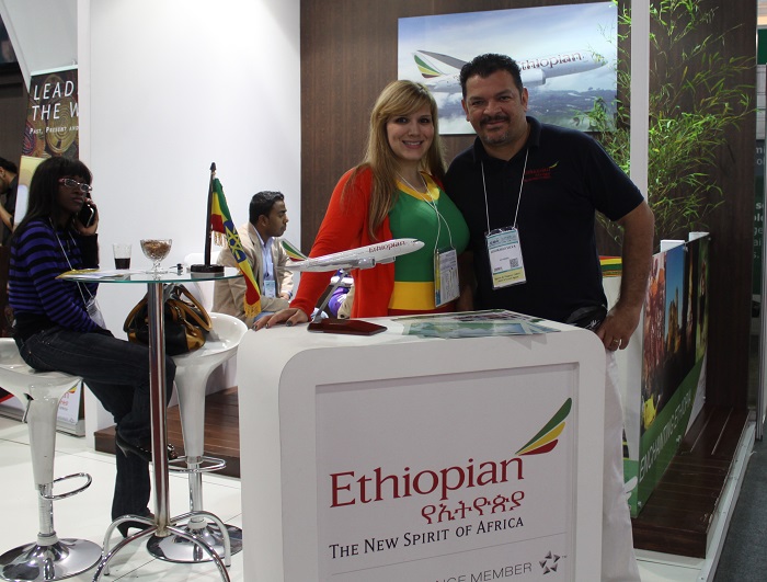 A Ethiopian não tem departamento de vendas próprio no Brasil. Esse trabalho é feito em parceria com a Aviareps. Na imagem vê-se Lucimario Silva, sales &reservation agent daquela empresa, ladeado por  Shalyta Cristina, do escritório da companhia etíope em São Paulo.