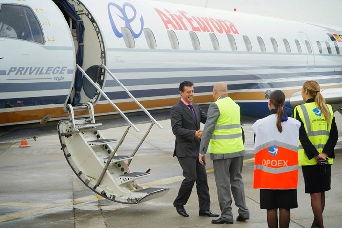 José Maria Hoyos, sub-director da Air Europa é cumprimentado na chegada do primeiro voo regular da Air Europa ao Aeroporto do Porto. 