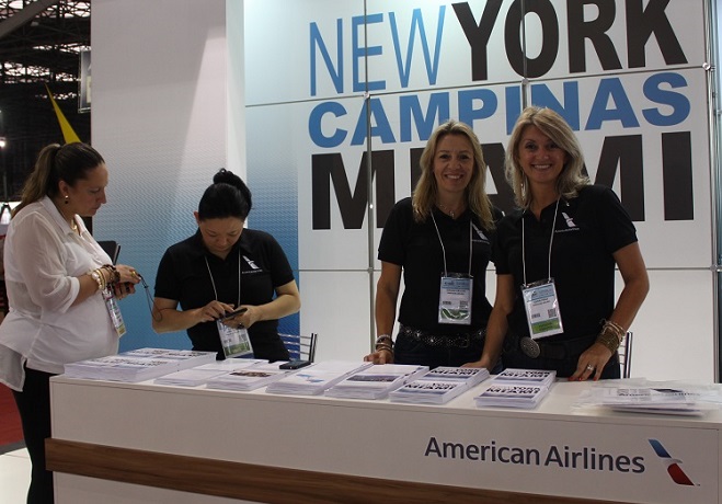 Stand da American Airlines na Expo Internacional de Turismo/42ª ABAV, em São Paulo. Em primeiro plano as executivas de vendas Cátia Frias e Simone Kruger.