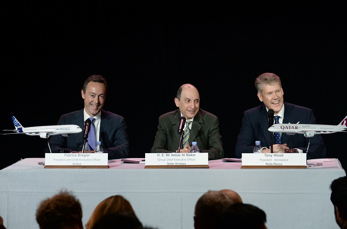 Da esquerda para a direita: Fabrice Brégier, Akbar Al Baker e Tony Word, presidentes executivos da Airbus, Qatar Airways e Rolls-Royce, respectivamente