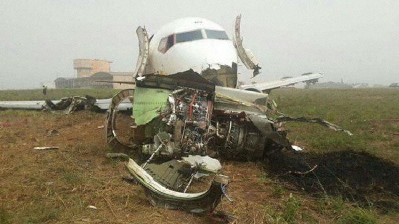 A imagem mostra o motor que se separou da asa direita imobilizado frente à fuselagem do Boeing, cujos três de aterragem também quebraram no impacto com o solo.