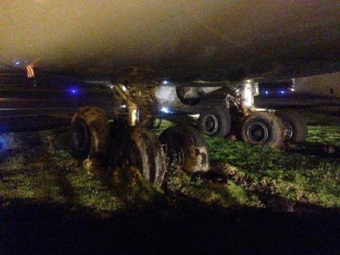 O trem central da aeronave atascado na lama (Foto www.crash-aerien.aero)