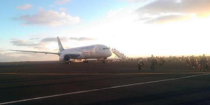 Imagem publicada numa conta de Twitter de um passageiro, em que se vê o avião no Aeroporto de Santa Maria após a aterragem, no momento em que os passageiros abandonavam a aeronave.