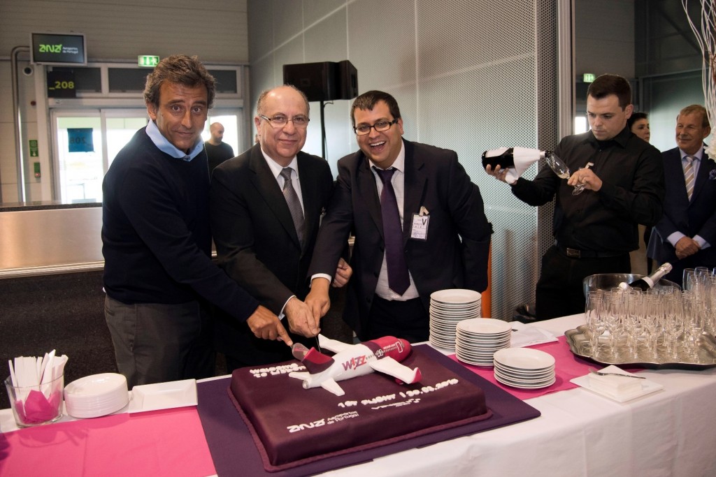 Na imagem, o tradicional partir do bolo que assinala a abertura dos novos serviços da Wizz Air, vendo-se ao centro o director do Aeroporto de Lisboa, João Nunes.