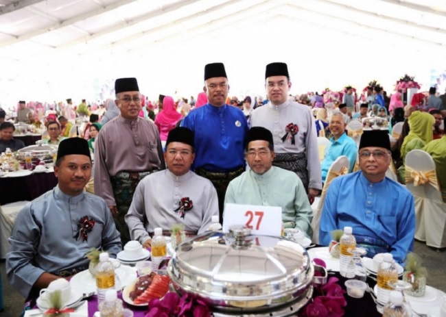 Imagem obtida neste sábado, durante a festa de casamento da filha do primeiro-ministro da Malásia. Sentados, ao centro da imagem, vêem-se  os dois políticos mais conhecidos, que viriam a falecer no acidente do helicóptero, horas depois.
