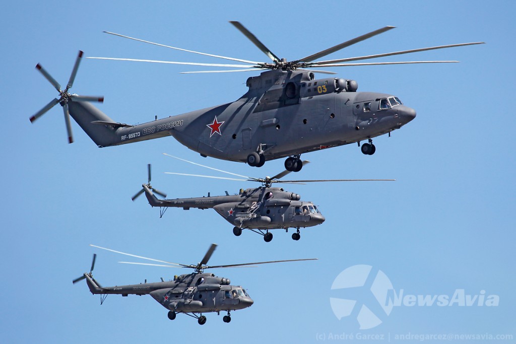 Mi-26 escoltado por dois Mi-8AMTS.