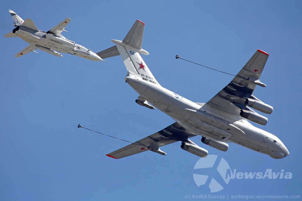 Simulação de reabastecimento aéreo de um Ilyushin Il-78M com Sukhoi Su-24M.