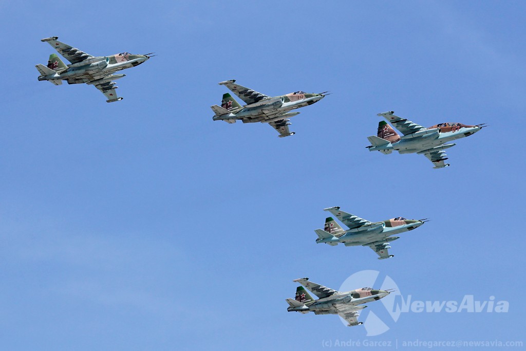 Formação de Sukhoi Su-25 liderados por uma versão bilugar de treino.