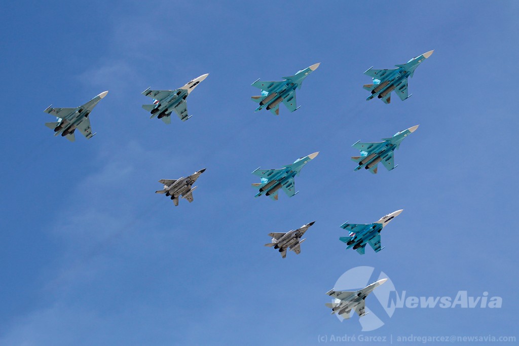 Caças da Base Aérea de Lipetsk: quatro Su-34 à frente, quatro Su-27 nas alas e dois MiG-29 atrás.