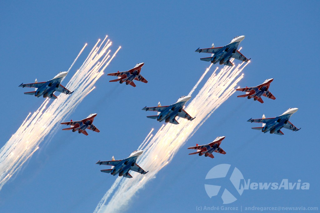 Largada de flares das patrulhas acrobáticas Russian Knights (Su-27) e Strizhi (MiG-29)