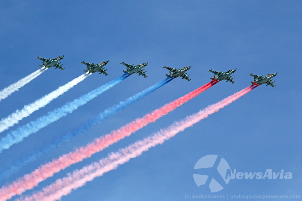Seis Sukhoi Su-25 pintaram a bandeira russa sobre os céus de Moscovo.