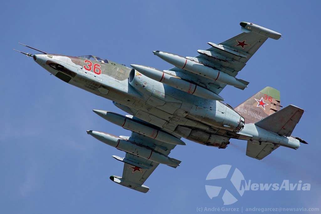 Sukhoi Su-25. O sistema acoplado às tubeiras de escape denuncia que foi uma das aeronaves utilizadas para pintar a bandeira russa nos céus de Moscovo. 