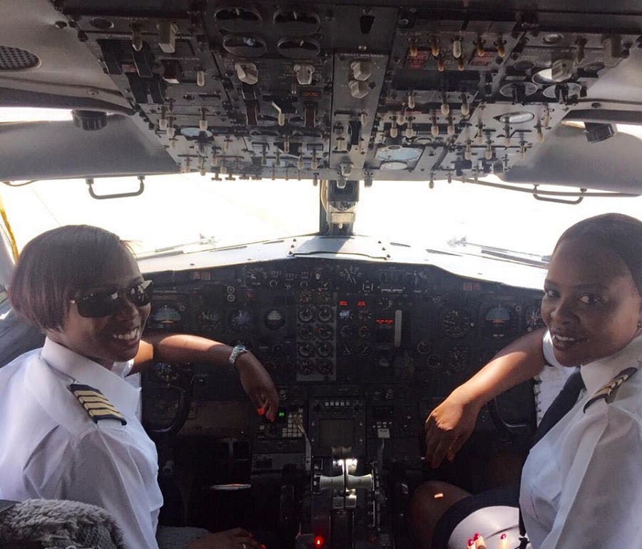 Air Zimbabwe Cockpit feminino_02 900px