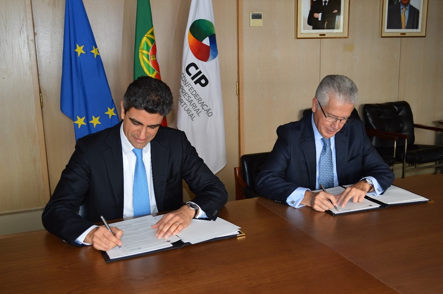 Rodrigo Rosa, presidente do Conselho de Administração e CEO da OGMA, e António Saraiva, presidente da CIP, quando assinava o documento de adesão.