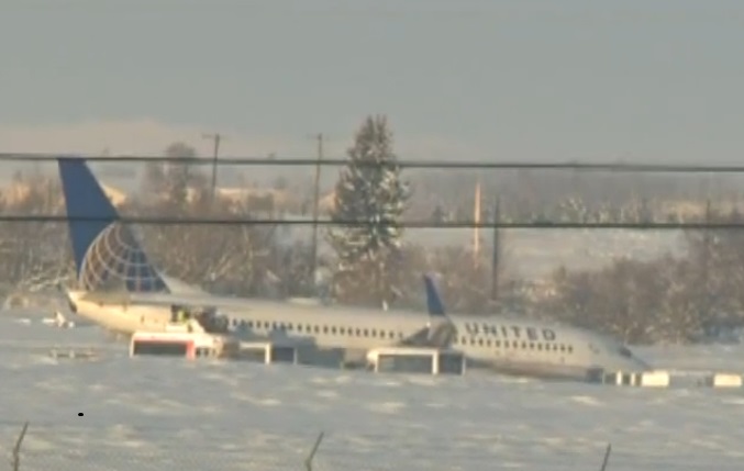 oento e que os passageiros era retirados do avião, depois de tere sido escavadas vias de acesso através dos bancos de gelo.