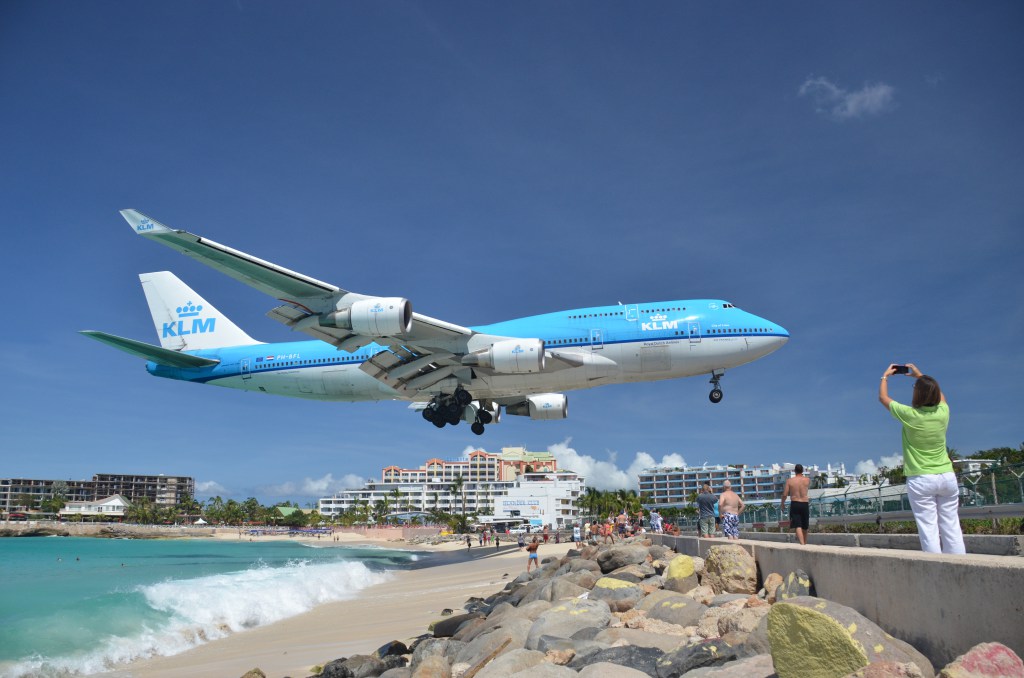 klm-landing-747-maho-beach-photo-by-alljengiflickr