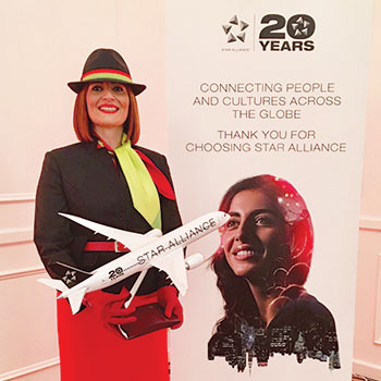 Elsa Fragata a segurar um prémio dos 20 anos da Star Alliance