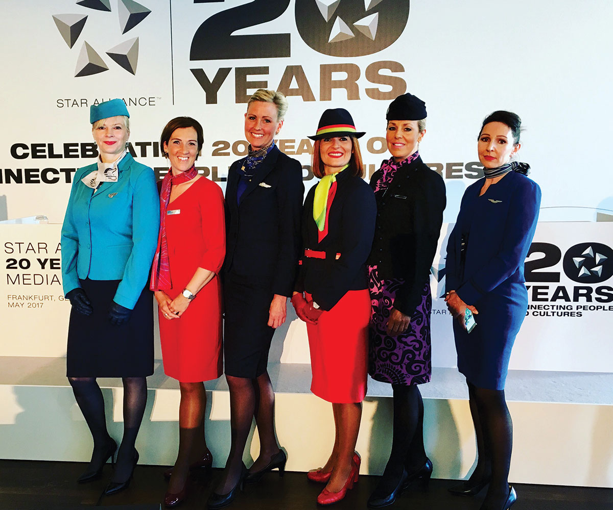 Hospedeiras de bordo nos 20 anos Star Alliance