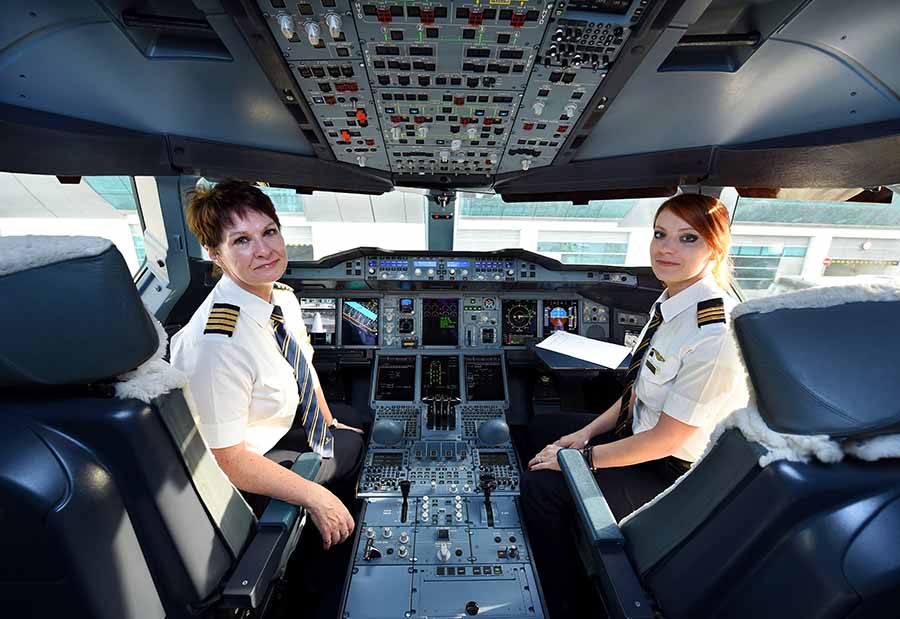 Emirates A380_Flight Deck Mulheres