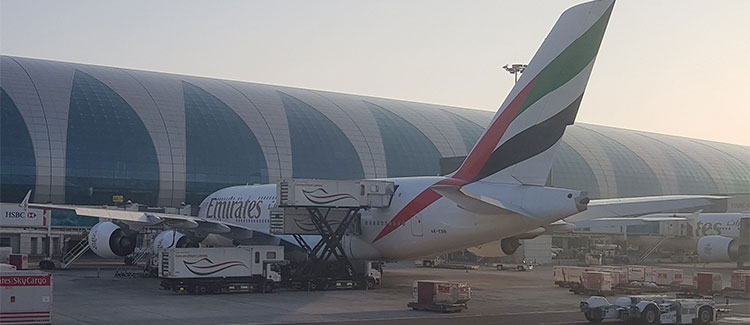 Figura 10: Camião de Catering a abastecer o piso superior de um A380 da Emirates no Dubai