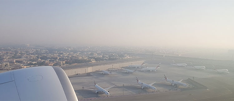 Figura 15: Frota Emirates em stands remotos vista do Boeing 77W A6-ENO ao descolar de DXB