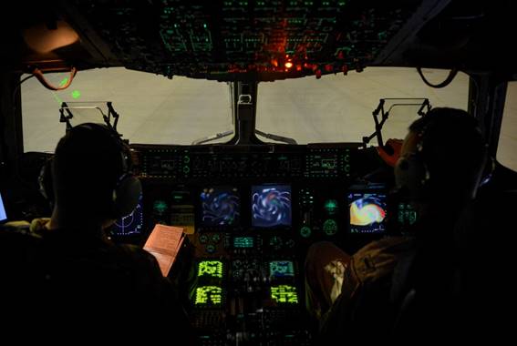 MailAvia - Comandante e copiloto no interior da aeronave