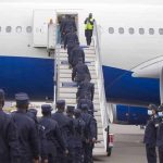 Rwanda Air policia embarque Pemba MOZ 700px