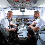 Embraer E195-E2 Cockpit pilotos Uzbequistão jul23 900px