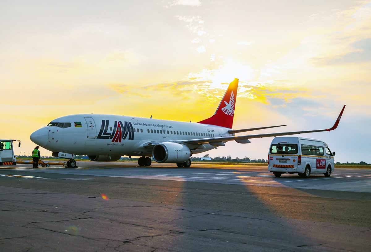 LAM: Arrancou Hoje o 'Voo Inaugural' da Nova Equipa de Gestão da Companhia  Aérea Moçambicana • Diário Económico